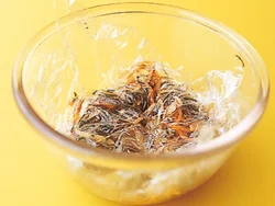粗熱をとる間に、ラップで落としぶたをしておくことで、味がしみこむ。