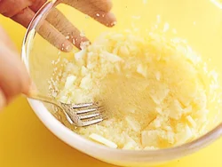 電子レンジでやわらかくしたじゃがいもはフォークでラクにつぶれる。