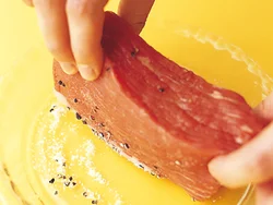 肉は塩を多めにつけてコーティングすることで、程よくレアに仕上がる。このため、ソースのいらない塩味になる。