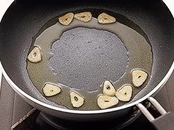 にんにくは焦がさないように、じっくりと弱火にかける。全体にうすく色がついて、カリッとしたら、にんにくチップのでき上がり。