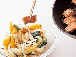 鮭は身がやわらかいので、１切れずつマリネ液に加えて、野菜を上にかけるように、ひと混ぜする程度でOK。