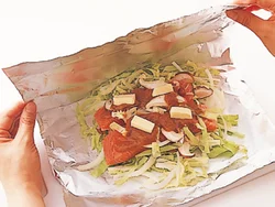 野菜と鮭を一緒にアルミホイルで包んで焼けば、ボリュームのある一皿に。野菜、鮭の順にのせて、鮭にみそだれをぬり、バターをのせる。ふんわりとアルミホイルで包む。