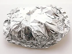 アルミホイルで包んだら、端を折りたたんでオーブントースターへ。火が通ったら、開いて焼き色をつけて。