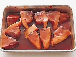 オイスターソースと豆板醤を加えたたれに漬けて、しっかり味をつけてから手早く焼く。