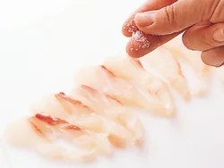 白身魚に軽く塩をふっておくと、身がしまって、白身魚の弾力が引き立つ。表面に浮いた水けはふき取って。