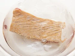 焼いたまぐろは氷水にとると、中まで火が通るのを防げる。また、冷たくすることでシャキシャキとしたキャベツとの相性もよくなる。