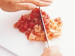 残った魚を一緒に包丁でたたいて火を通す。火を通すのでお弁当にピッタリ。