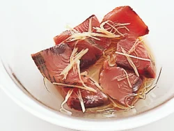 かつおにしょうがとごま油の風味を移す。