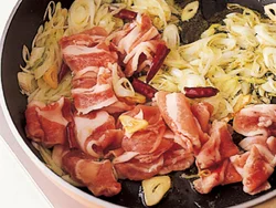 にんにくの風味ととうがらしの辛みを移したオリーブ油で、豚肉を炒めて。