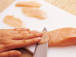 とり肉やなすは、そうめんと一緒に食べられる大きさに切り分けてから調理して。