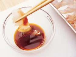刺し身はしょうゆにくぐらせて臭みを抑え、下味をつけてから、ごま油をかけてあえる。