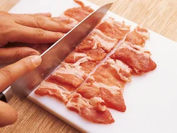 そうめんと一緒に一口で食べられるように、しょうが焼き用ではなくて薄切り肉を、いつものしょうが焼きよりも小さく切って。