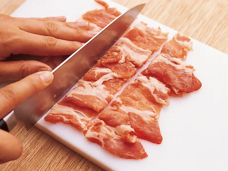 そうめんと一緒に一口で食べられるように、しょうが焼き用ではなくて薄切り肉を、いつものしょうが焼きよりも小さく切って。