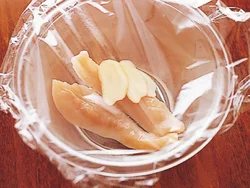 ささ身はしょうがの薄切りをのせ、酒をかけてから加熱すると、臭みが取れる。