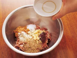 肉みそはあらかじめ調味料と水を加えて混ぜてから火にかける。水が入ることでしっとりとした仕上がりに。