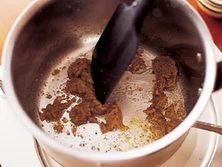 グリーンカレーペーストは最初に炒めて香りを立たせると、風味がよくなる。