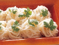 そうめんは食べやすい量をくるくると巻いて、皿に盛ると、見た目がきれい。
