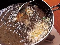 かき揚げはスプーンで食べやすい大きさにまとめながら揚げる。