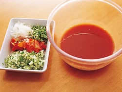 トマトジュースとめんつゆを混ぜたら、細かく切った野菜をのせるだけ。