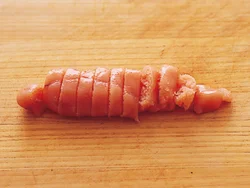 たらこは輪切りにするだけで、薄皮を除く必要はない。食べるときにほぐせばOK。