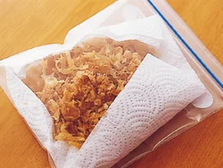 天ぷらを作るときに、残ったころもで揚げ玉を作り、冷凍保存しておくと便利。冷凍保存用にペーパータオルを入れて揚げ玉を入れ、空気を抜いて冷凍するだけ。凍ったまま使ってOK。