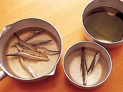 左から、きす、あご、昆布のだし汁。一晩くらい、水につけておくだけで、煮出さなくてもOK。