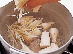 きのこをゆでるときは、塩を入れた少なめの熱湯でさっとゆでると、うまみが逃げない。