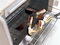 オーブントースターで、さっと焼いたきのこを入れるだけで、いつものみそ汁が、とても風味よく仕上がる。