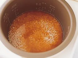 ポイントは、きのこと豚肉を煮た煮汁だけ使って米を炊き、炊き上がり直前にきのこと豚肉を戻し入れること。こうすると、ご飯にうまみが移るとともに、きのこの食感や香りもしっかりと残る。