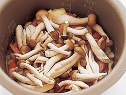 きのこは、いちばん上に置いて炊くと、食感や風味が失われにくい。米やほかの具が見えなくなるくらい、たっぷりのせて。