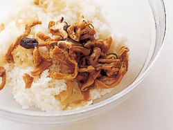 きのこは、油揚げと一緒にコクのあるしっかり味に煮ておき、すし飯に混ぜる。
