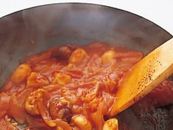 フレッシュトマトで作るから、煮る時間が短く、初秋向きの、さっぱり味に仕上がります。ポークソテーにかけるのもおすすめ。また、パスタやピザ、ホットドッグのソースにしても。