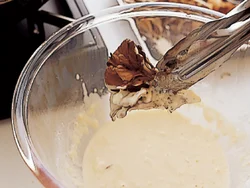 小麦粉をビールで溶いたころもで作ると、サクッと揚がる。ビールの代わりに発泡酒でもOK。
