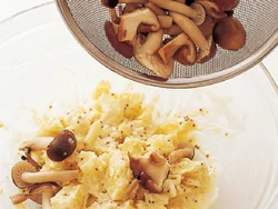 塩を入れた少量の湯でさっとゆでたきのこは、うまみや香りが損なわれず、食感もよい。これをじゃがいもと混ぜて、秋のおいしさ満載のサラダに。