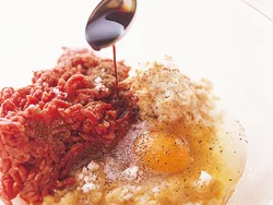 ハンバーグだねにもしょうゆを加えることで、味に深みをもたせて。
