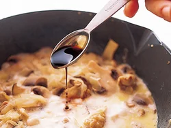 生クリームベースの煮込みにしょうゆを加えると、ご飯に合う味に仕上がる。