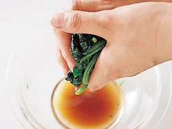 ゆでた青菜にしょうゆで軽く下味をつけて余分な水を絞ることをしょうゆ洗いという。こうすることで、全体に下味がつき水っぽくならない。