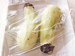 なすに数か所、菜箸で穴をあけておくと、中まで火が通りやすい。