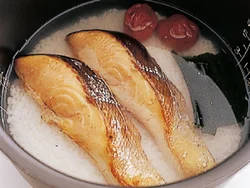 こんがり焼いた鮭は、おいしさを閉じ込めるためほぐさずにそのまま炊飯器へ。