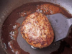 仕上げに照り焼きのソースの材料を煮立たせ、焼いハンバーグを戻し入れて煮からめれば完成。