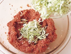 キャベツを混ぜるのがポイント。ふっくらやわらかく揚がり、味のバランスもよくなる。キャベツの水分がプラスされるので、牛乳は加えない。