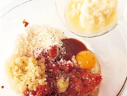 たねに混ぜたじゃがいものすりおろしには、ハンバーグをふっくらさせる効果が。また細切りのじゃがいもをたねの表面につけて焼くとカリカリの食感に。