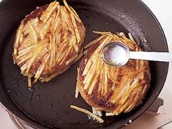 ふたをせず、肉からでた脂を、ハンバーグの表面にかけながら焼くとカリカリ感が増す。