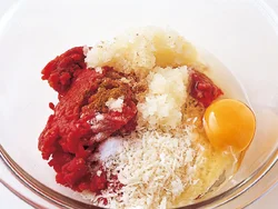 うまみや風味の強い牛ひき肉で作るハンバーグ。卵を加える、よりいっそう食べごたえのある１品になる。