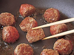 最初に、肉だんごの表面にまんべんなく焼き色がつくまで転がしながら焼き、ほかの材料も加えていく。肉だんごだねはやわらかめの配合なので多少つぶれてしまうが、気にしなくてOK。