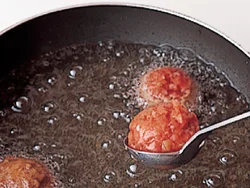 揚げるときは、フライパンに２cm深さの揚げ油があればOK。油に肉だんごを落とし、焦げないように火加減を注意して、色がついたら転がして揚げる。