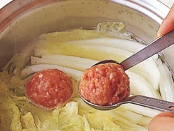 白菜を煮た汁に、丸めた肉だんごを落とすだけ。アクを除いてすこし煮ると、スープにも肉のうまみがでる。
