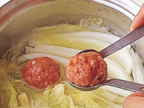 白菜を煮た汁に、丸めた肉だんごを落とすだけ。アクを除いてすこし煮ると、スープにも肉のうまみがでる。