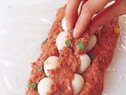 にんじんといんげんはミートローフだねに混ぜておく。うずらの卵は切り分けたとき、きれいに見えるように、少しずらして２例に並べ、たねでサンドする。フライパンで焼くときに火が通りやすいように、オーブンで焼くミートローフよりも平たく成形して。