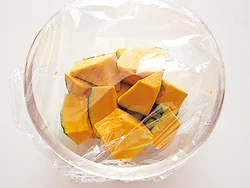 鍋で料理をしている間に、電子レンジにかけるだけでさらに１品作れる。調味もバターとしょうゆでシンプルに。